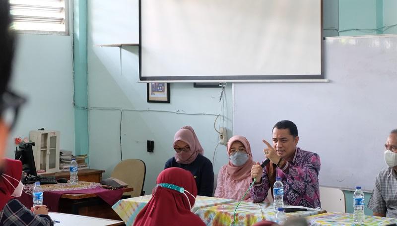 Wali Kota Surabaya, Eri Cahyadi saat mendatangi SMP 49 Surabaya untuk menegur langsung oknum guru yang melakukan pemukulan terhadap siswa (Foto / Metro TV)