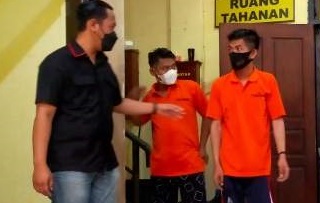 EH dan AR digelandang ke Mapolres Pasuruan usai mencuri laptop dan hp pemilik warkop (Foto / Metro TV)