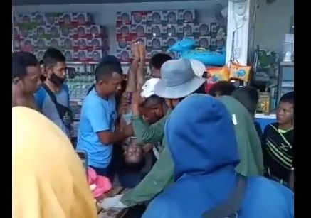 Sejumlah pengunjung dan petugas berusaha menyelamatkan bocah tenggelam di kolam renang. (metrotv)