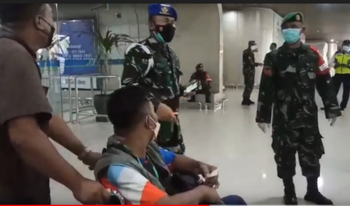 Kedatangan PMI di Bandara Juanda. (metrotv)