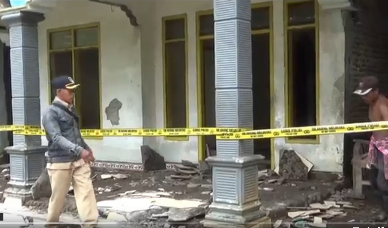 Rumah warga Dusun Porang, Desa Jambesari, Kecamatan Sumberbaru, Jember terpaksa dipasang garis polisi agar warga tidak mendekati bangunan yang rawan ambruk. (metrotv)