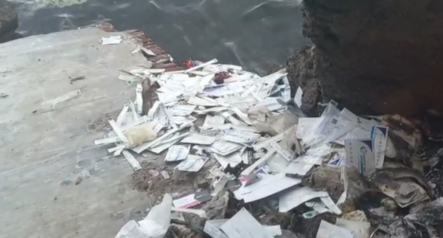 Sampah medis antigen kit berserakan di pantai Banyuwangi (Foto / Metro TV)