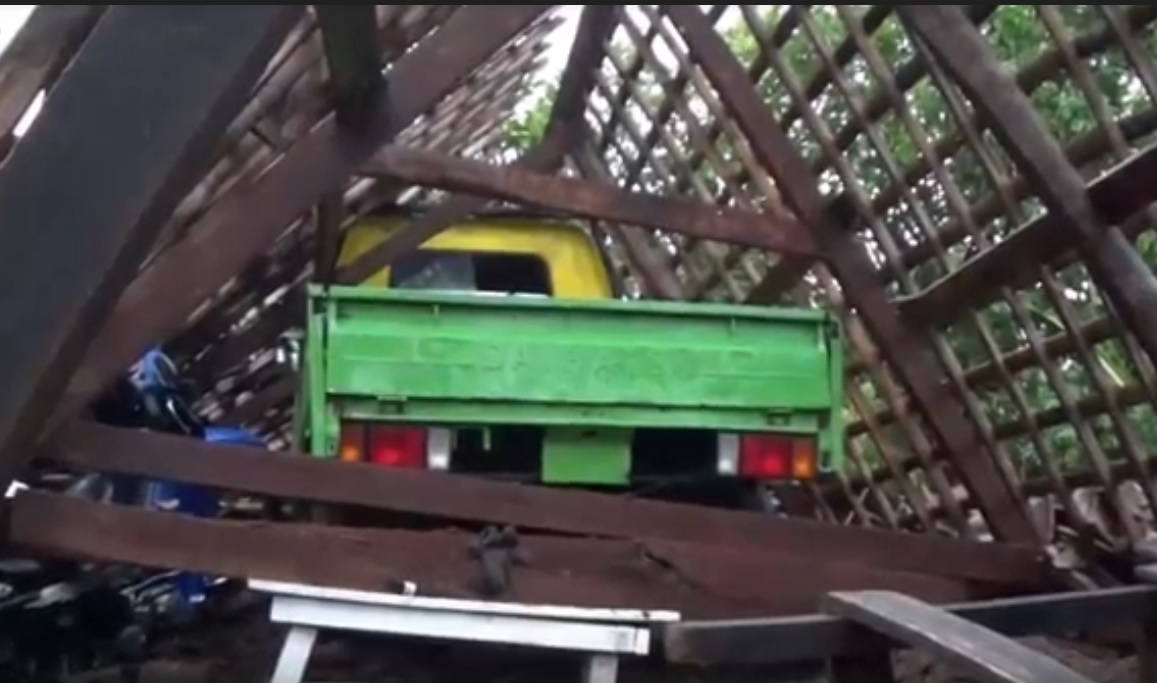 Atap rumah ambuk di Magetan menimpa mobil dan tiga motor/metrotv