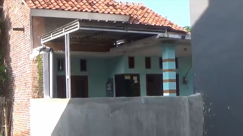 Kondisi rumah DL  yang ditembok tetangganya (Foto / Metro TV)