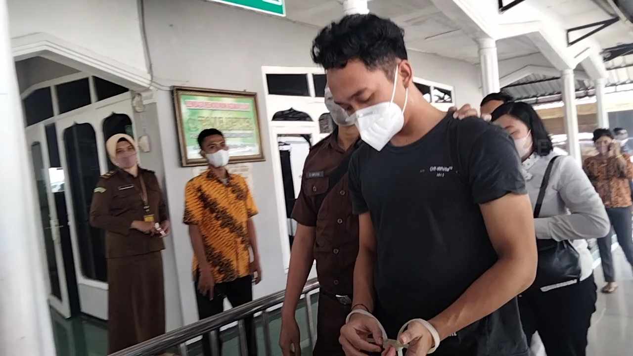  Randy Bagus Hari Sasongko saat digiring ke Kejari Mojokerto (Foto / Metro TV)