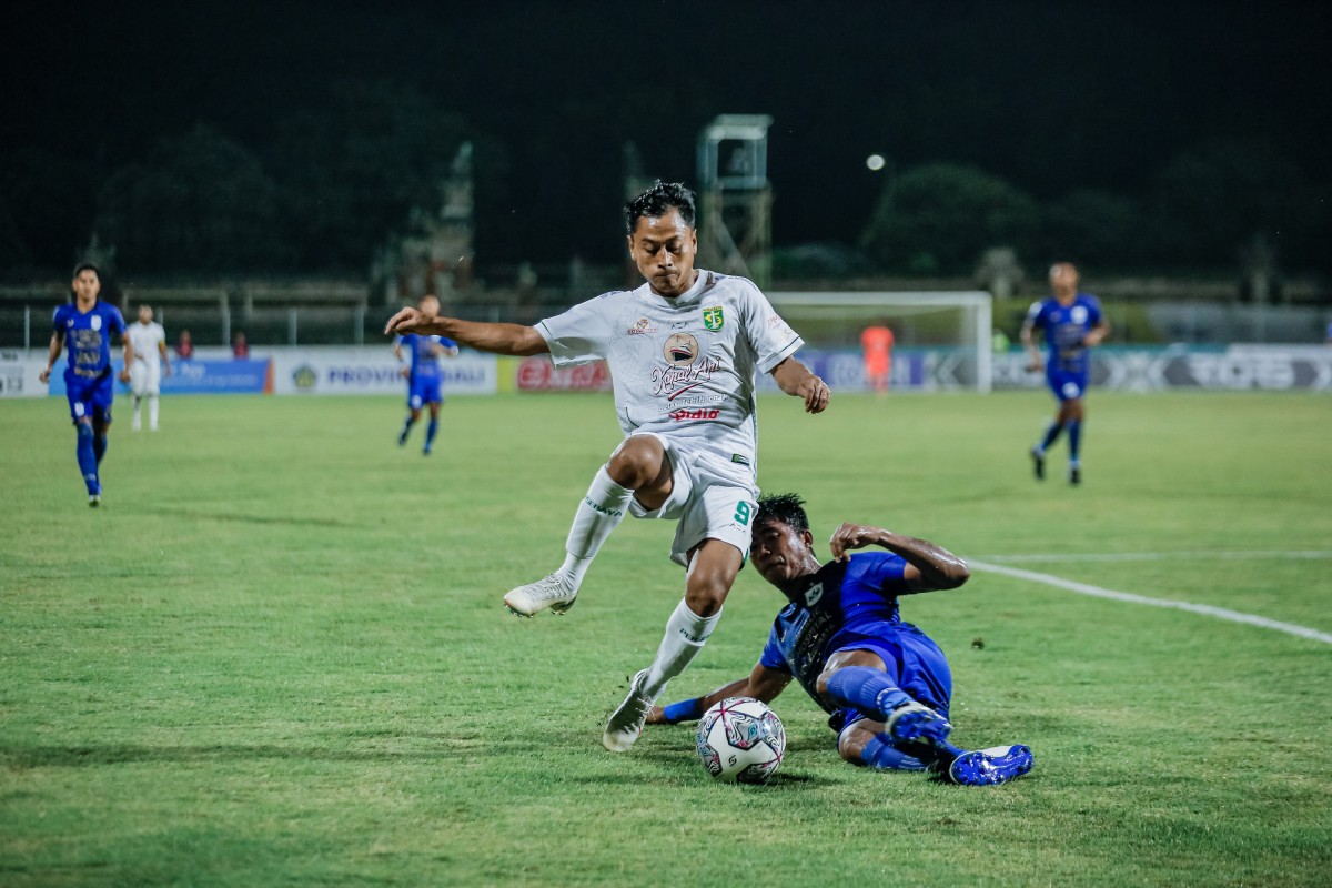 Striker Persebaya Samsul Arif melewati hadangan pemain PSIS/psby