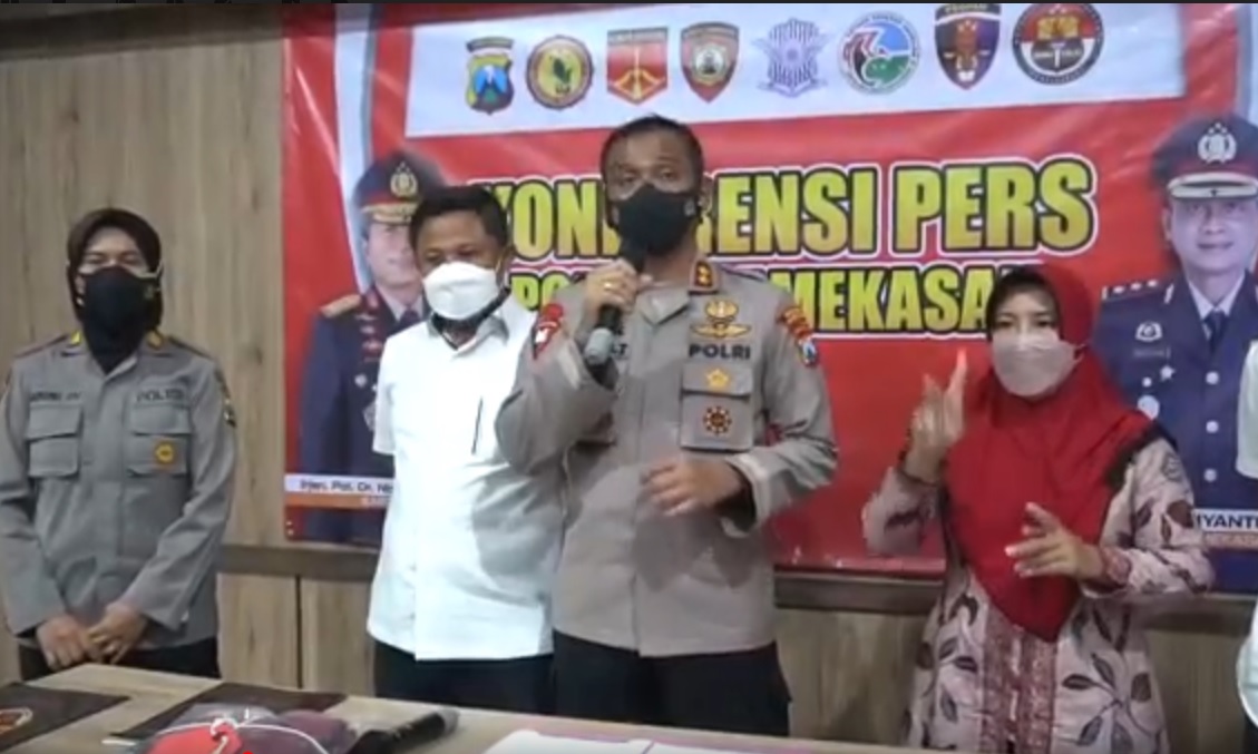 Kapolres Kapolres Pamekasan, AKBP Rogib Triyanto juga menunjukan sejumlah barang bukti berupa baju, sarung, dan kerudung/metrotv