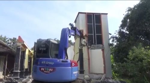 Rumah mewah di Ponorogon dihancurkan dengan alat berat akibat perceraian (Foto / Metro TV)