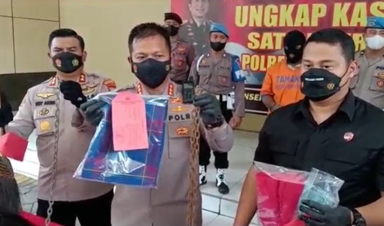 Kapolresta Sidoarjo Kombes Pol Kusumo Wahyu Bintoro menunjukkan barang bukti kasus pencabulan yang dilakukan ayah tiri (Foto / Metro TV)