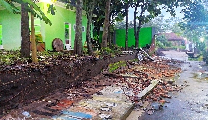 Kondisi tembok roboh yang tewaskan seorang warga (Foto / Metro TV)