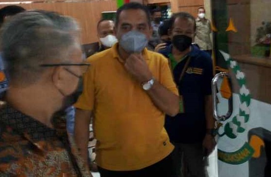 Terpidana Kredit Usaha Peternakan Sapi (KUPS), Masykur Affandi menyerahkan diri ke Kejari Jombang (Foto / Metro TV)