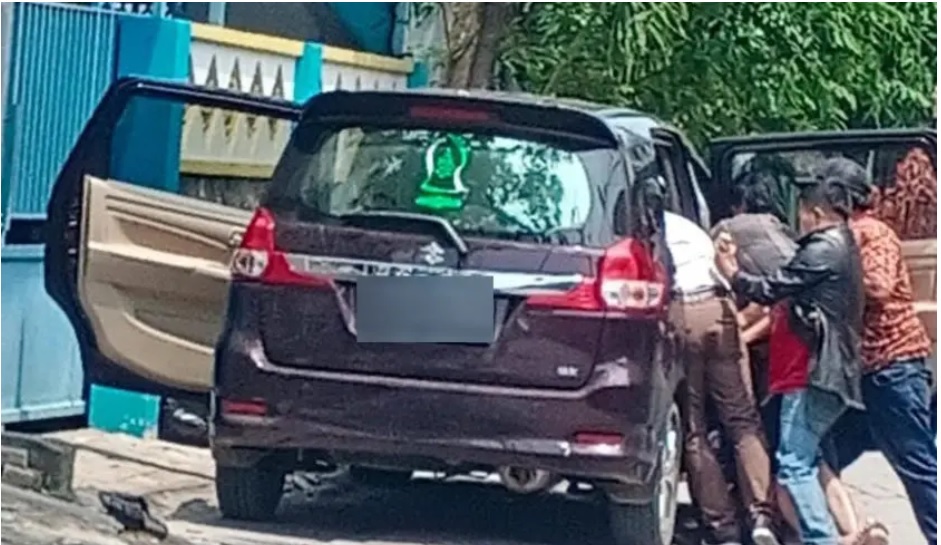 Tangkapan layar saat pelaku menculik korban dengan mengemudikan mobil Suzuki Ertiga warna merah maroon (Foto / Istimewa)