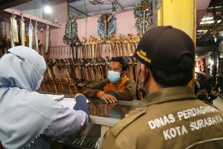 Petugas dari Dinas Koperasi Usaha Kecil dan Menengah dan Perdagangan Kota Surabaya melakukan verifikasi pedagang di Pasar Turi, Kota Surabaya, Senin, 17 Januari 2022. Foto: Antara/HO-Diskominfo Surabaya)