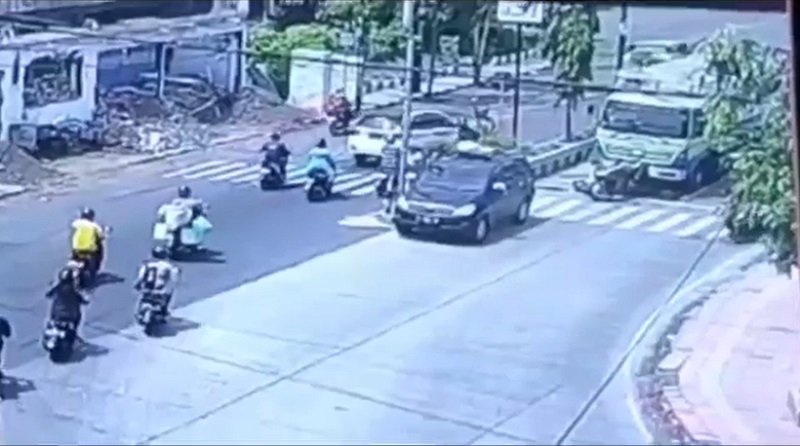 Detik-detik kecelakaan di perempatan Sarworini, Situbondo terekam CCTV (Foto / Metro TV)