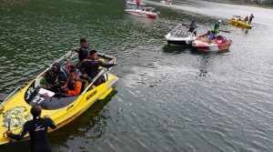 Proses pencarian sopir speedboat yang tenggelam di Telaga Sarangan, Magetan (Foto / Metro TV)