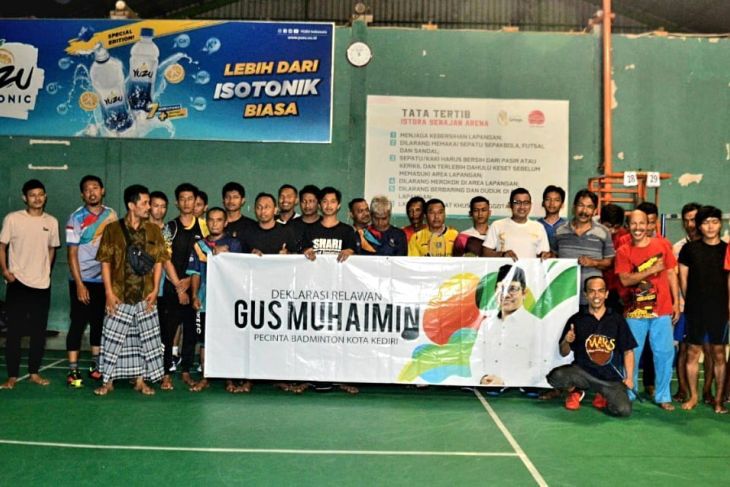 Sejumlah relawan dalam Komunitas Badminton Kota Kediri, Jawa Timur, deklarasi mendukung Ketua Umum DPP PKB Abdul Muhaimin Iskandar untuk maju sebagai calon Presiden dalam Pemilu 2024. Foto: Antara Jatim