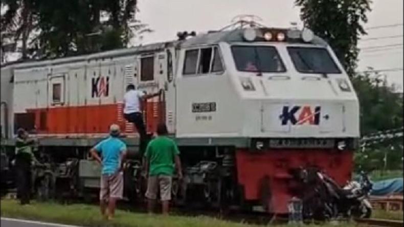 Kecelakaan kereta Blitar menewaskan pengendara motor (Foto / Metro TV)