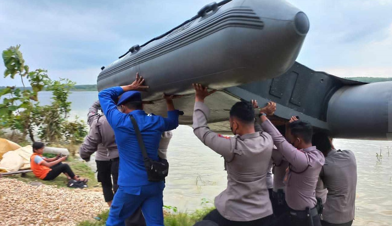 Petugas saat melakukan pencarian korban tenggelam di Waduk Gondang Desa Sekidang, Lamongan (Foto / Metro TV)