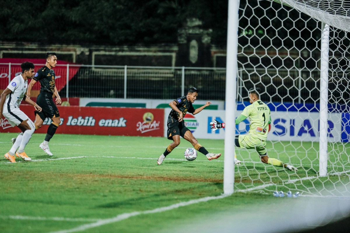 Peluang pemain muda Persebaya Ruy Arianto hampir menjebol gawang Persipura