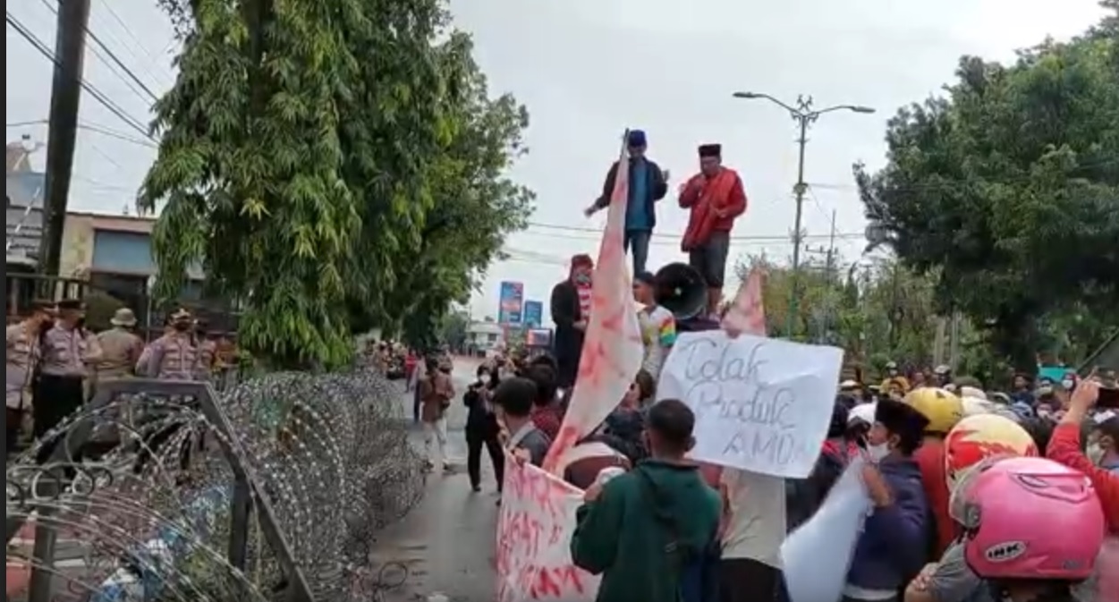 Aksi demonstrasi warga di depan Kantor DPRD Sumenep/metrotv