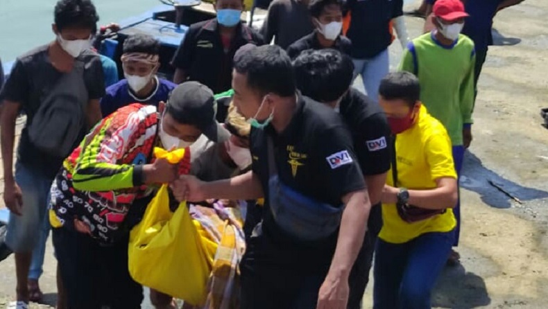 Petugas saat mengevakuasi korban tenggelam di Waduk Gondang Desa Sekidang, Lamongan (Foto / Metro TV)