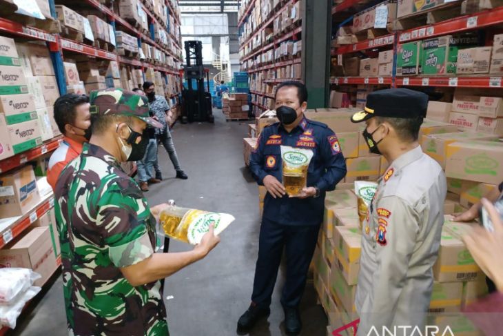 Bupati Jember Hendy Siswanto melakukan inspeksi ke gudang ritel berjaringan terkait dengan kelangkaan minyak goreng di kabupaten setempat, Minggu, 30 Januari 2022. Foto: Antara/HO-Diskominfo Jember