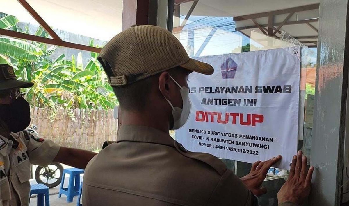 Petugas menutup belasan gerai tes antigen di Pelabuhan Ketapang (Foto / Metro TV) 