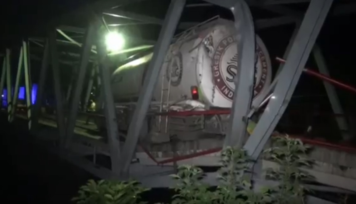 Truk Angkut 20 Ton Semen Tabrak Jembatan di Ngawi