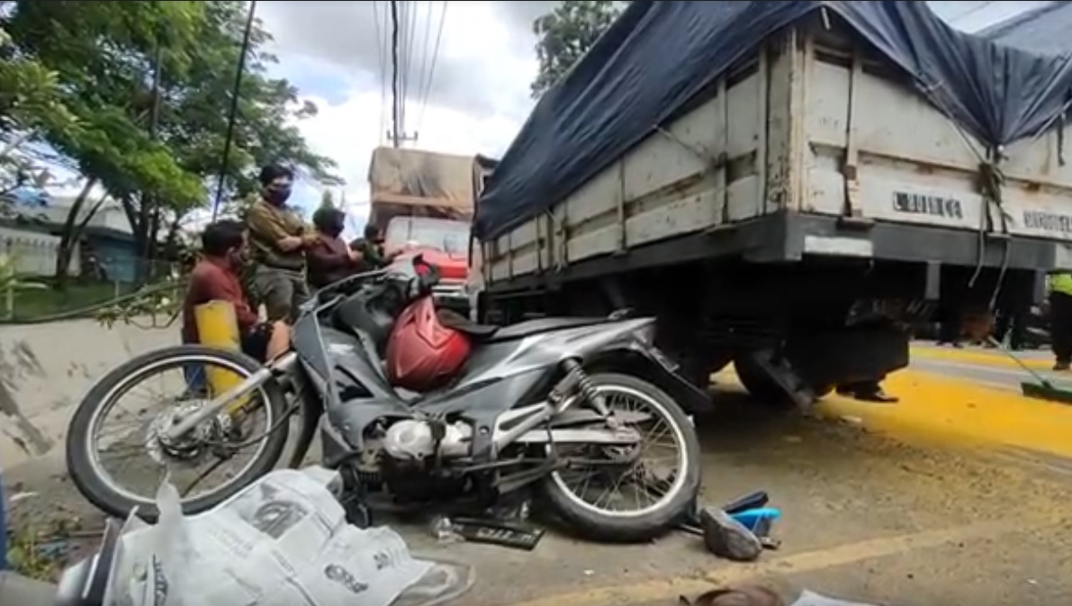 2 Pemotor Tewas Terlindas Truk di Jalan Mastrip