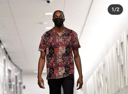 Bintang basket NBA, Justin Holiday saat memakai batik pada 2021/ist
