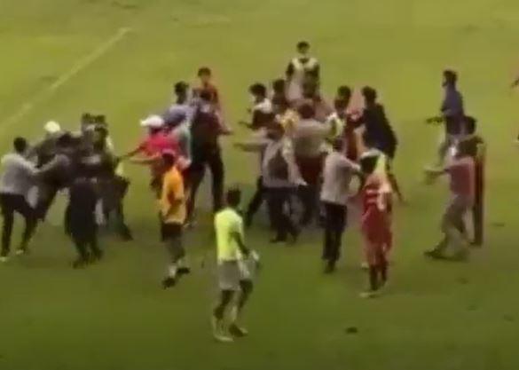Tangkapan layar saat pemain mengejar dan memukul wasit di pertandingan liga 3 antara NZR Sumbersari FC vs Farmel FC Tangerang di Stadion Gajayana Malang (Foto / Metro TV)