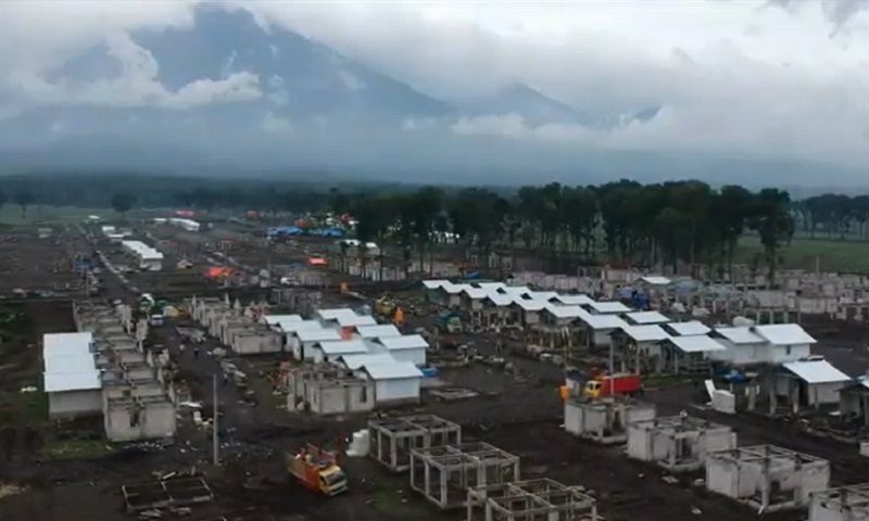 Proses pembangunan hunian sementera korban erupsi Semeru dikebut (Foto / Istimewa)