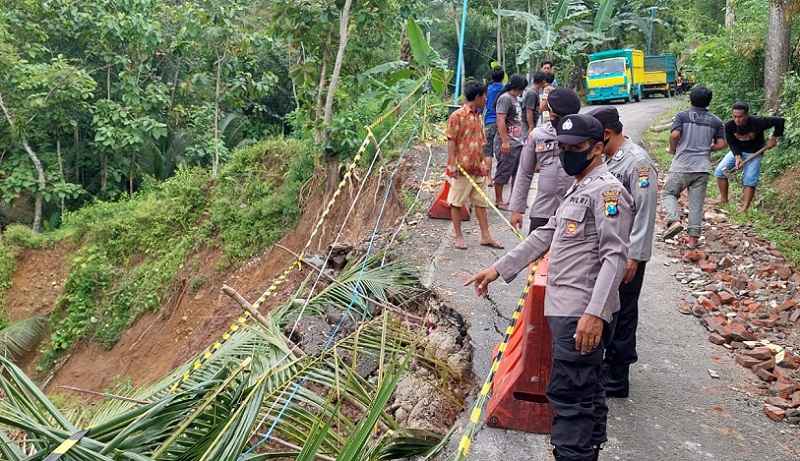 Polisi mengetur lalu lintas di lokasi longsor Trenggalek (Foto / Metro TV)