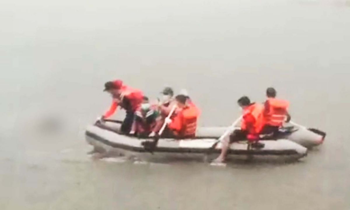 Proses pencarian korban tenggelam di Waduk Gondang, Lamongan (Foto / Metro TV)