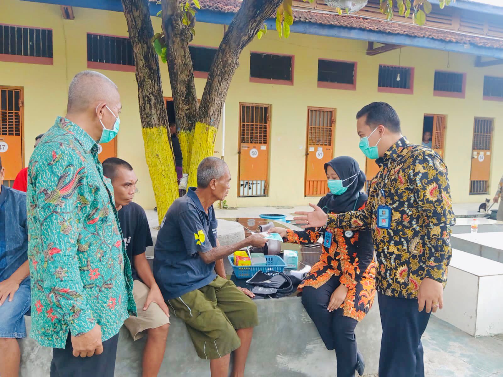 Lapas Pamekasan cek kesehatan dan bagikan masker kepada warga binaan (Foto / Hum)