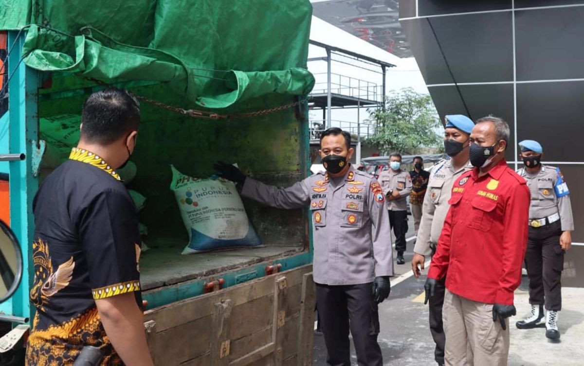 Kapolres Blitar, AKBP Adhitia Panji Anom menunjukkan barang bukti pupuk bersubsidi yang hendak dijual  (Foto / Metro TV)