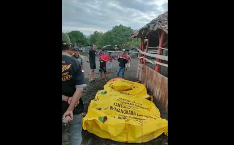 Jasad korban yang ditemukan tewas terseret ombang Pantai Payangan, Jember, Jawa Timur