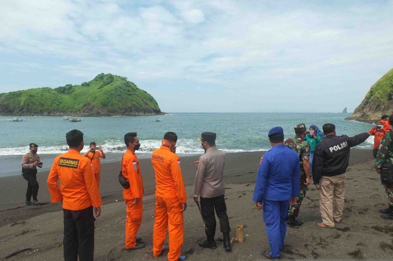 Tim SAR gabungan melakukan pencarian korban di sekitar Pantai Payangan di Kabupaten Jember, Minggu, 13 Februari 2022. Foto: Antra/Ha