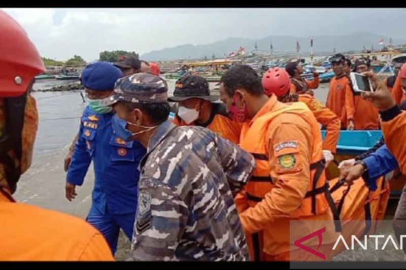 Tim SAR gabungan membawa jenazah korban peserta ritual yang ditemukan di perairan Pantai Payangan Jember, Minggu (13/2/2022). (ANTARA/HO-Basarnas Jember)