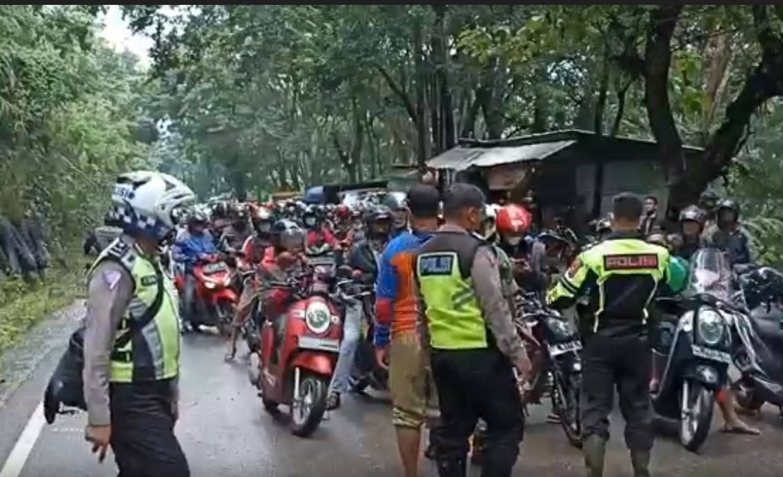 Sejumlah kendaraan mengantre karena jalan  nasional Trenggalek-Ponorogo tertimbun longsor. (metrotv)