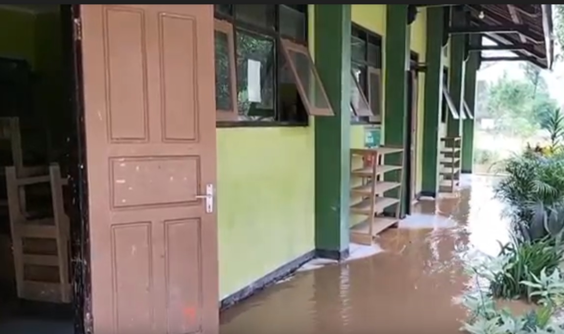 Banjir merendam MIN 6, Kelurahan Paju, Kecamatan Ponorogo. (metrotv) 