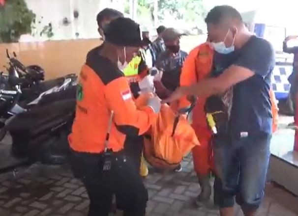 Petugas mengevakuasi salah satu korban ritual maut di pantai Payangan, Jember (Foto / Metro TV)