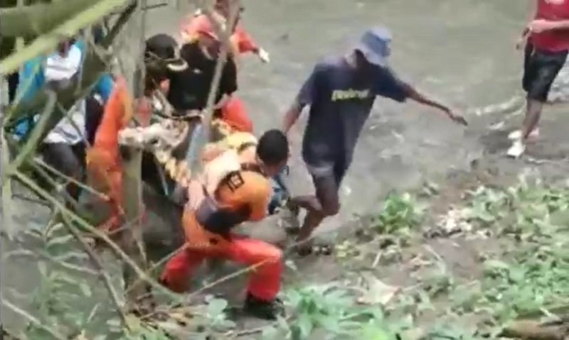 Petugas dibatu warga mengevakuasi korban tenggelam di sungai  di Desa Tunglur, Kecamatan Badas, Kabupaten Kediri (Foto / Metro TV)