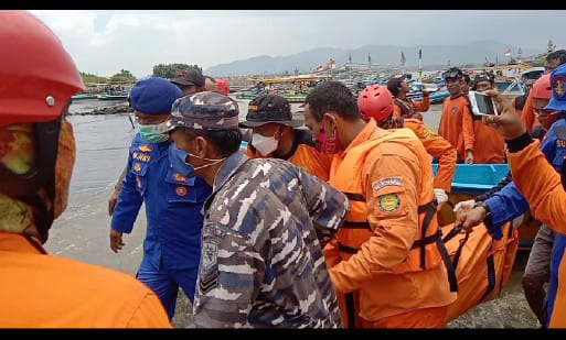 Petugas mengevakuasi salah satu korban ritual maut di pantai Payangan, Jember (Foto / Metro TV)