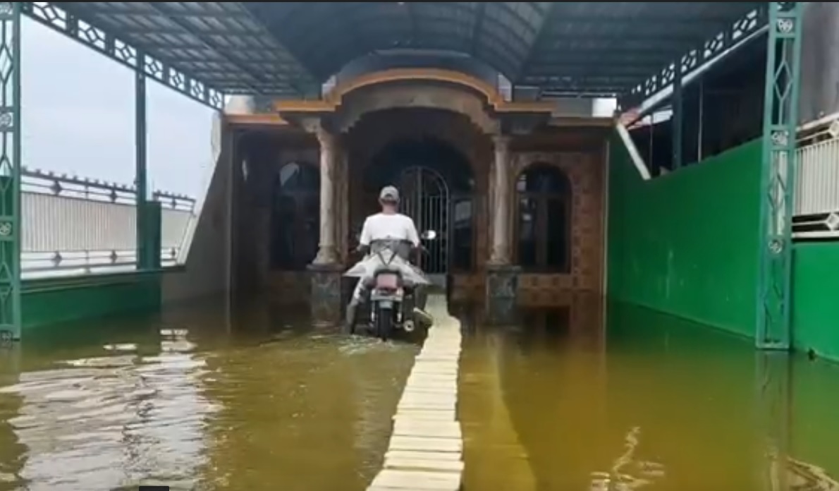 Salah satu rumah di Kecamatan Kalitengah, Lamongan  yang teredam banjir. (metrotv)