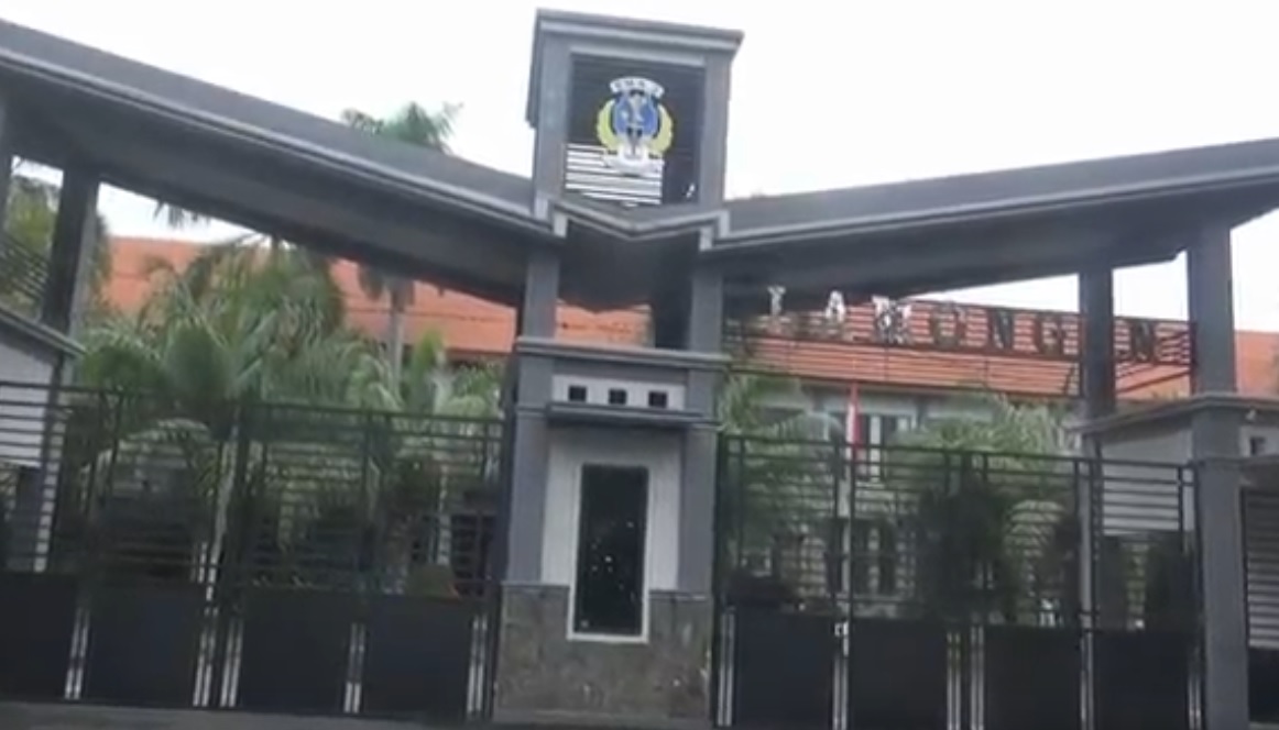 SMAN 2 Lamongan ditutup selama seminggu. (metrotv) 