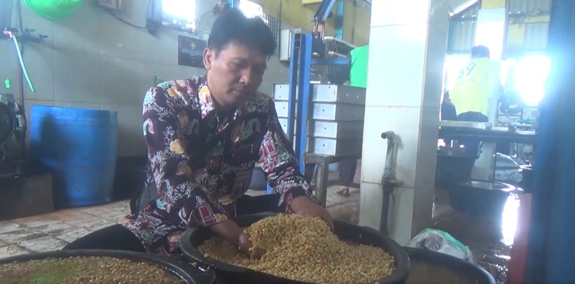 Harga Kedelai Melambung, Perajin Tahu Kuning Kediri Limbung