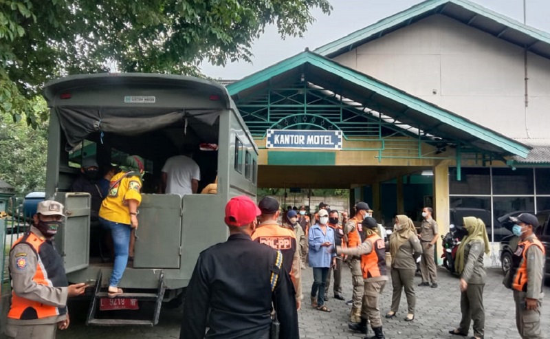 Satpol PP mengamankan 21 pasangan mesum dari sejumlah kos di Surabaya (Foto / Metro TV)