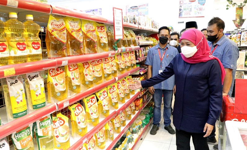 Gubernur Jatim, Khofifah Indar Parawansa melakukan sidak harga minyak di Malang (Foto / Metro TV)