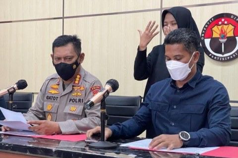 Kepala Bidang Humas Polda Jawa Timur, Komisaris Besar Polisi Gatot R Handoko (kiri), saat memberikan keterangan di Markas Polda Jawa Timur, di Surabaya beberapa waktu lalu. Foto: Antara/HO-Bidang Humas Polda Jawa Timur